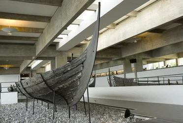 Ein erhaltenes und rekonstruiertes Langboot